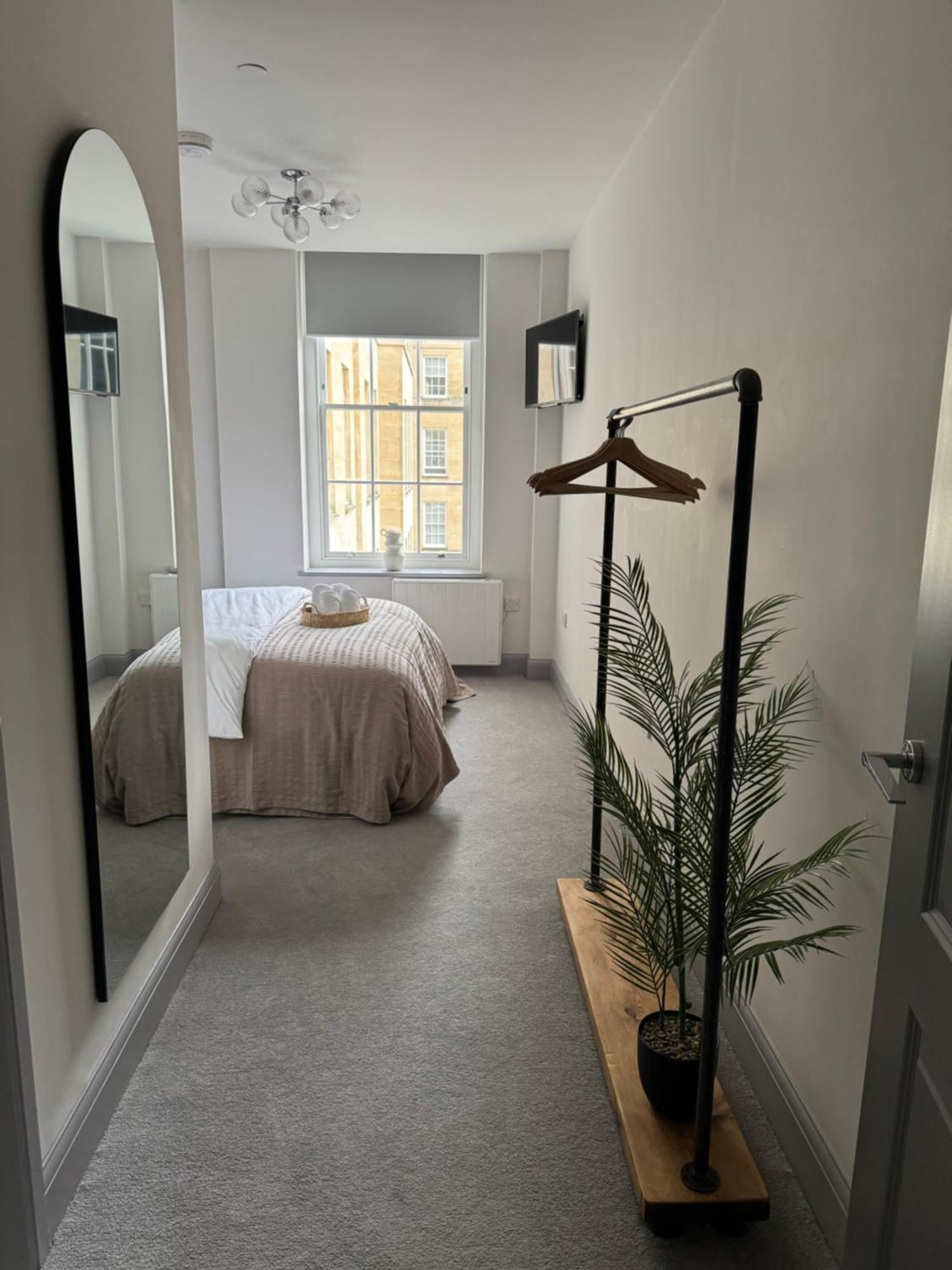 Haus Of Sulis, City Centre Apartment With Lift Access Bath Ngoại thất bức ảnh
