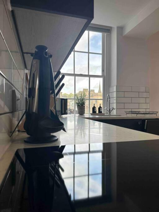 Haus Of Sulis, City Centre Apartment With Lift Access Bath Ngoại thất bức ảnh