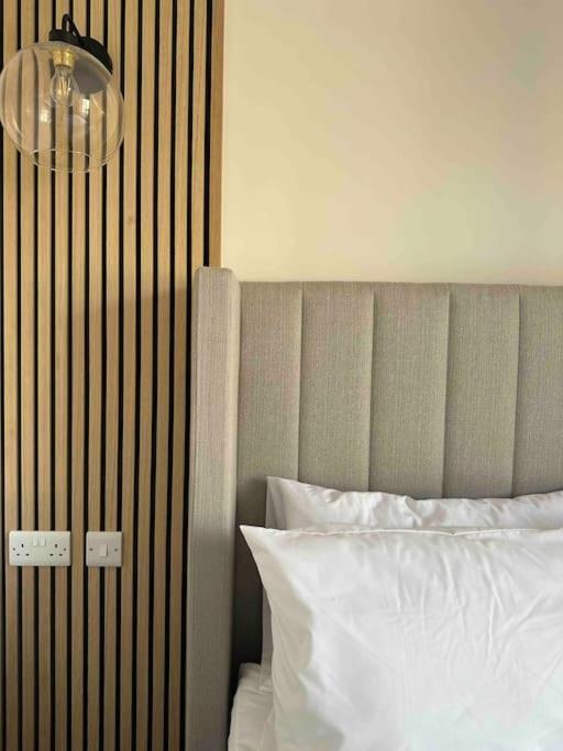 Haus Of Sulis, City Centre Apartment With Lift Access Bath Ngoại thất bức ảnh