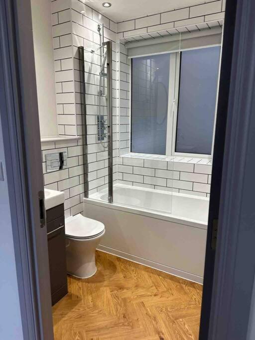 Haus Of Sulis, City Centre Apartment With Lift Access Bath Ngoại thất bức ảnh